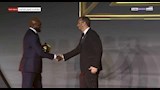 ممدوح عيد يتسلم جائزة بيراميدز كأفضل لاعب في أفريقيا (1) (1)