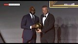 ممدوح عيد يتسلم جائزة بيراميدز كأفضل لاعب في أفريقيا (12) (1)