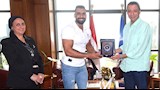 محافظ السويس يكرم بطل كمال الأجسام مايكل جمال