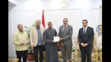 محافظ قنا يسلم عقود واضعي اليد