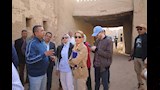 مديرة اليونسكو مع نائب محافظ الوادي الجديد في جولة بقرية القصر (3)