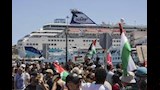 مظاهرة مؤيدة لفلسطين تحاصر سفينة تقل مئات الإسرائي