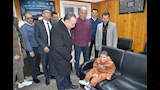 محافظ أسيوط يزور الطفل زياد خلال إجرائه فحوصات بالتأمين الصحي (8)