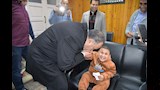 محافظ أسيوط يقبل يد الطفل زياد  (2)