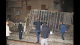 تحطم سور السكة وواجهات المنازل وقطع الكهرباء.. أضرار انقلاب حاويات قطار بضائع بطوخ- صور
