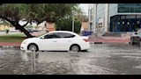 أمطار غزيرة تغرق شوارع دبي 