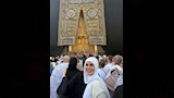 رانيا منصور أمام الكعبة المشرفة