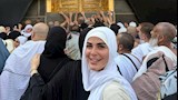 رانيا منصور أمام الكعبة المشرفة