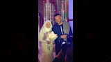 الفنان محمد خميس مع عروسته (1)