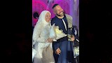 الفنان محمد خميس مع عروسته (2)