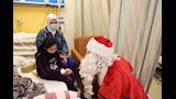 بابا نويل يرسم البسمة على وجوه الأطفال مرضى السرطان (7)