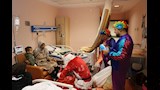 بابا نويل يرسم البسمة على وجوه الأطفال مرضى السرطان (3)