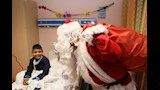 بابا نويل يرسم البسمة على وجوه الأطفال مرضى السرطان (2)