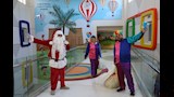 بابا نويل يرسم البسمة على وجوه الأطفال مرضى السرطان (10)