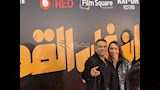 اسر ياسين  وزوجته يلتقطان الصور في عرض فيلم ان غاب القط (1)_5