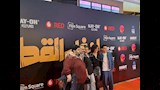 ابطال فيلم ان غاب القط يلتقطون صورا تذكارية