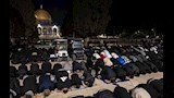 آلاف الفلسطينيين يؤدون صلاة التراويح في المسجد الأقصى بأول ليالي رمضان (فيديو وصور)