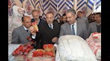 محافظ أسيوط يفتتح سوق اليوم الواحد بمركز الفتح لبيع السلع الغذائية والأساسية بأسعار مخفضة (20)