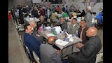 محافظ أسيوط يتناول الإفطار على إحدى موائد الرحمن مع أهالىالوليدية بحي شرق
