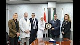رئيس جامعة القاهرة يكرم الفريق الطبي بمستشفى الثدي 