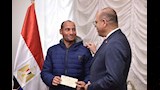 وزير العمل يُسلم شيكات تعويضات بقيمة 248 ألف جنيه لأسر 4 عمال في 3 محافظات (3)