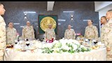وزير الدفاع يشارك مقاتلي الجيش الثالث وقوات شرق القناة تناول وجبة الإفطار