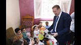 محافظ المنوفية يوزع العيدية والهدايا على أطفال دار الحضانة الإيوائية للأيتام