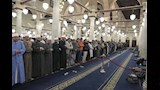 آلاف المصلين يؤدون العشاء والتراويح بالجامع الأزهر في ليلة 3 رمضان (25)