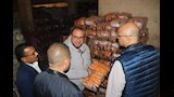 محافظ القليوبية يتابع الأسواق للاطمئنان على توافر السلع الغذائية في طوخ وبنها (6)