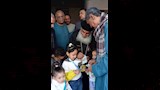 قس يوزع العيديات على أطفال قرية القلمينا بقنا (2)