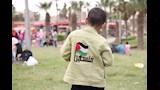 طفل يحتفل بثاني أيام عيد الفطر  في الحديقة الدولية بـشعار فلسطين (2)