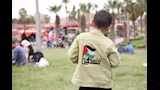 طفل يحتفل بثاني أيام عيد الفطر  في الحديقة الدولية بـشعار فلسطين (9)