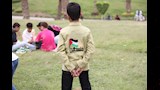 طفل يحتفل بثاني أيام عيد الفطر  في الحديقة الدولية بـشعار فلسطين (8)