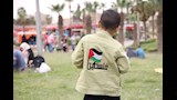 طفل يحتفل بثاني أيام عيد الفطر  في الحديقة الدولية بـشعار فلسطين (4)