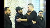 تامر حسني يتسقبل المعزين في وفاة حماة رامي صبري