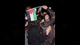 بيلا حديد ترفع علم فلسطين في شوارع باريس