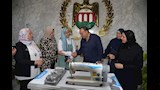 محافظ أسيوط يسلم ماكينة خياطة لطالبة بمدرسة الأمل للصم (2)