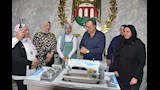 محافظ أسيوط يسلم ماكينة خياطة لطالبة بمدرسة الأمل للصم (4)