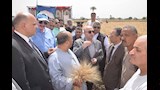محافظ بني سويف يفتتح موسم حصاد القمح من أحد الحقول (3)