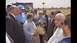 محافظ بني سويف يفتتح موسم حصاد القمح من أحد الحقول (7)
