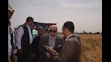 محافظ بني سويف يفتتح موسم حصاد القمح من أحد الحقول (10)