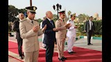 محافظ القاهرة يضع إكليل زهور على مقابر المنطقة العسكرية بالخفير