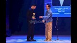 طه دسوقي يسلم احمد مالك جائزة مهرجان الاسكندرية للفيلم القصير 