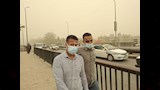 ارتداء الكمامات بسبب العاصفة باسيوط  