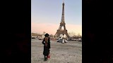 سارة سلامة بالقرب من برج إيفل 