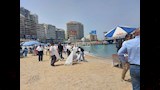 قنصل فرنسا بالإسكندرية تشارك في تنظيف شاطئ ستانلي (3)
