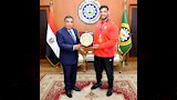 محافظ الدقهلية يكرم عبداللطيف منيع الحاصل على ذهبية المصارعة  (6)