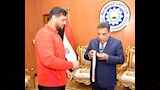 محافظ الدقهلية يكرم عبداللطيف منيع الحاصل على ذهبية المصارعة  (3)