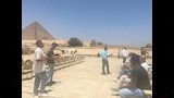 رائد الأعمال روبيرت هيرجافيك وفريق عمله يزورون الأهرامات (2)