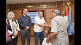 محافظ أسيوط يسلم تأشيرات 320 من حجاج الجمعيات الأهلية (7)